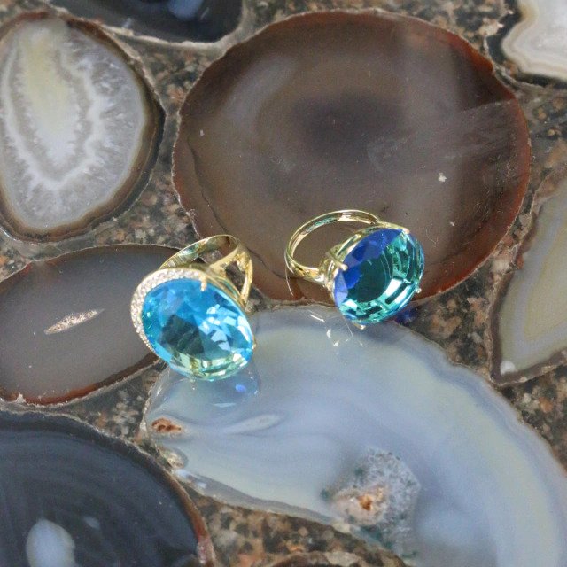 Anel com Cristal Azul Cravejado Banhado a Ouro 18k