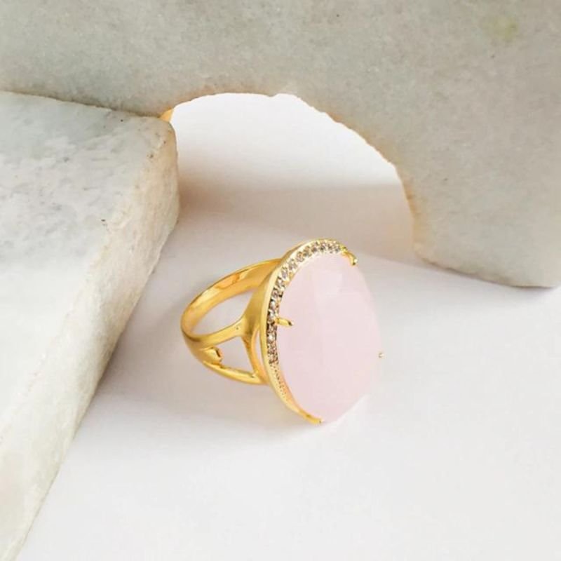 Anel com Cristal Rosa Cravejado Banhado a Ouro 18k