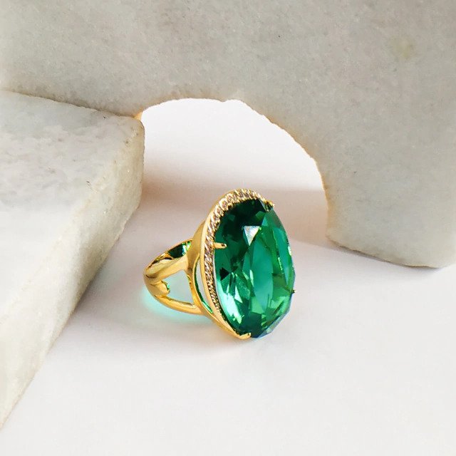 Anel com Cristal Verde Cravejado Banhado a Ouro 18k