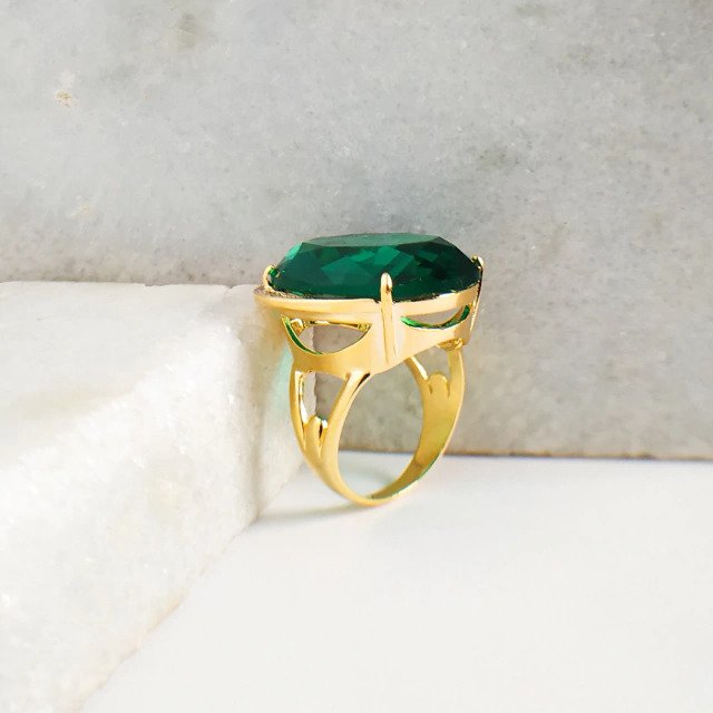 Anel com Cristal Verde Cravejado Banhado a Ouro 18k
