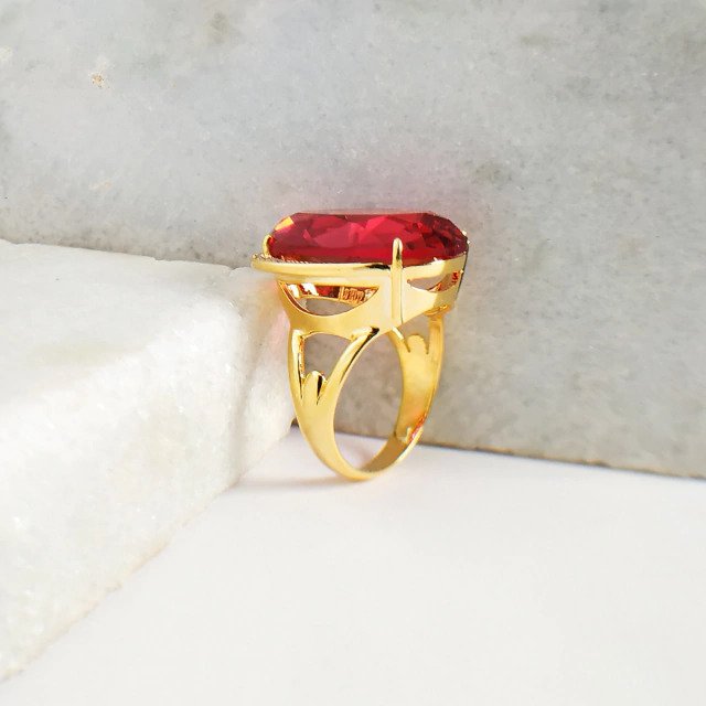 Anel com Cristal Vermelho Cravejado Banhado a Ouro 18k