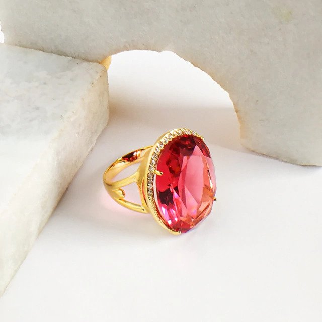 Anel com Cristal Vermelho Cravejado Banhado a Ouro 18k