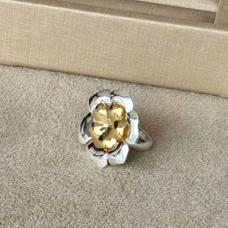 Anel de Pétalas de Flor Banhado no Prata e Ouro 18k