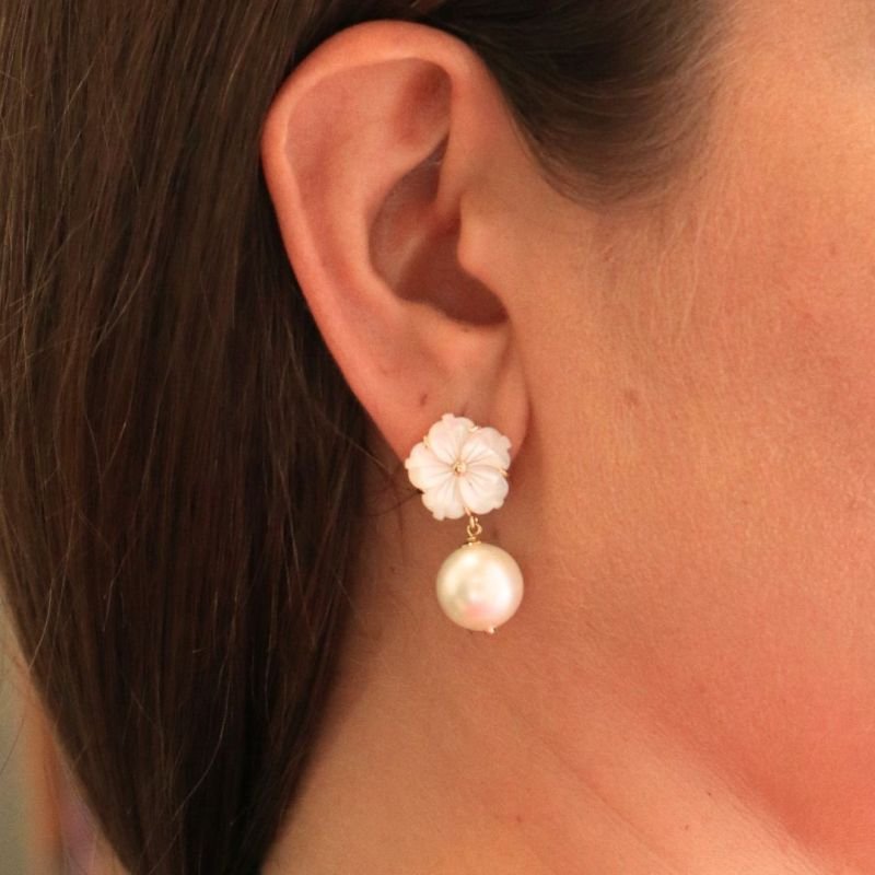 Brinco Base Flor Madrepérola com Pérola Banhado a Ouro 18k