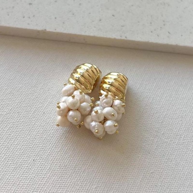 Brinco Base Frisada com Cacho de Pérola Banhado a Ouro 18k