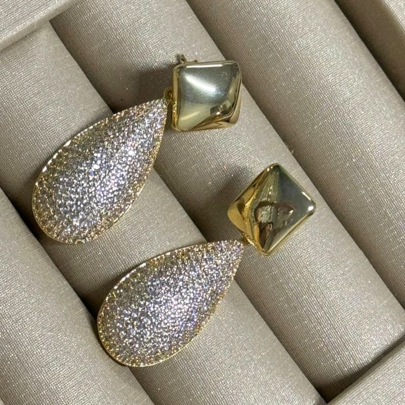 Brinco Base Lisa com Gota Cravejada Banhado a Ouro 18k