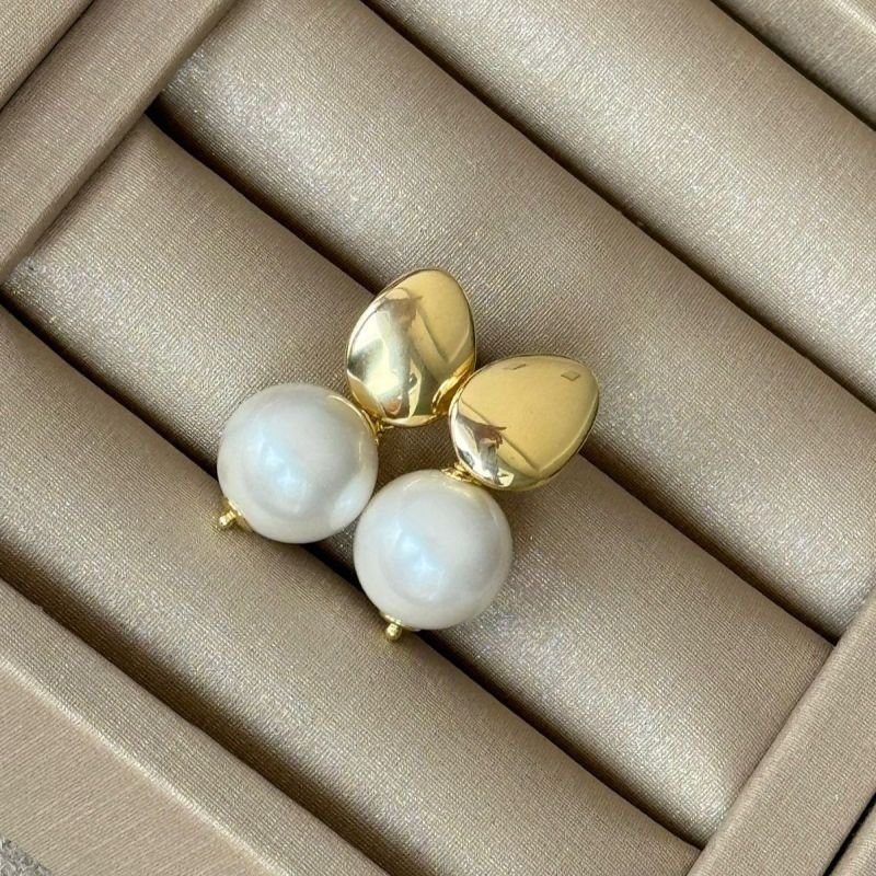 Brinco Base Lisa com Pérola Shell Banhado no Ouro 18k