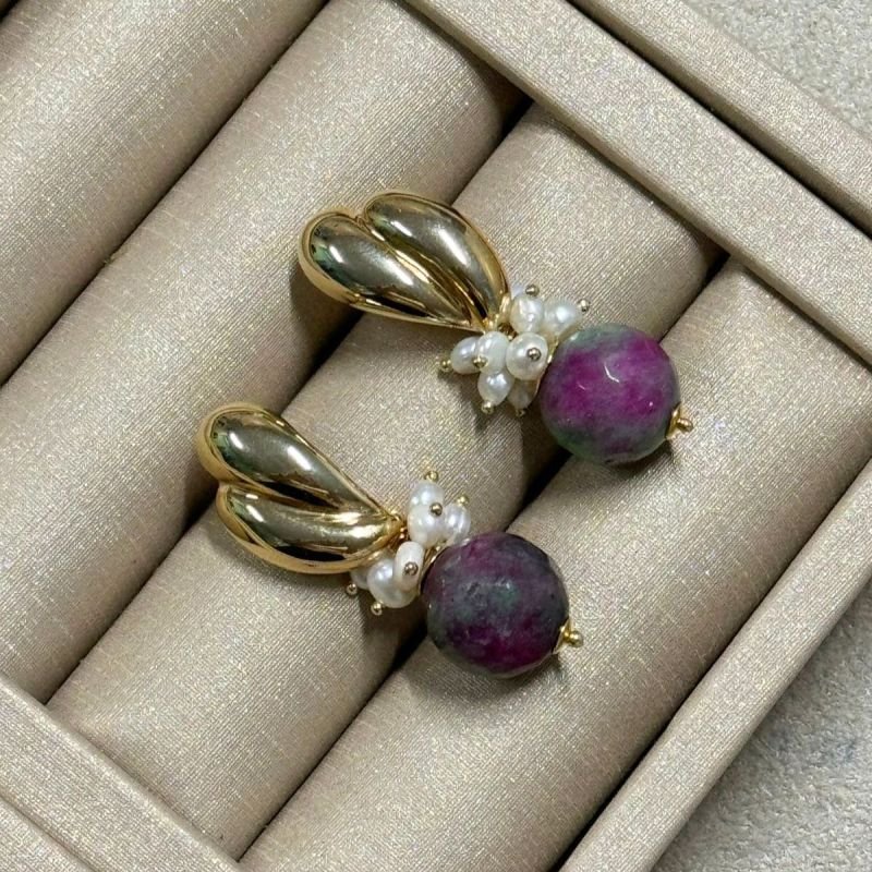 Brinco Base Lisa com Pérolas e Jade Uva Banhado a Ouro 18k