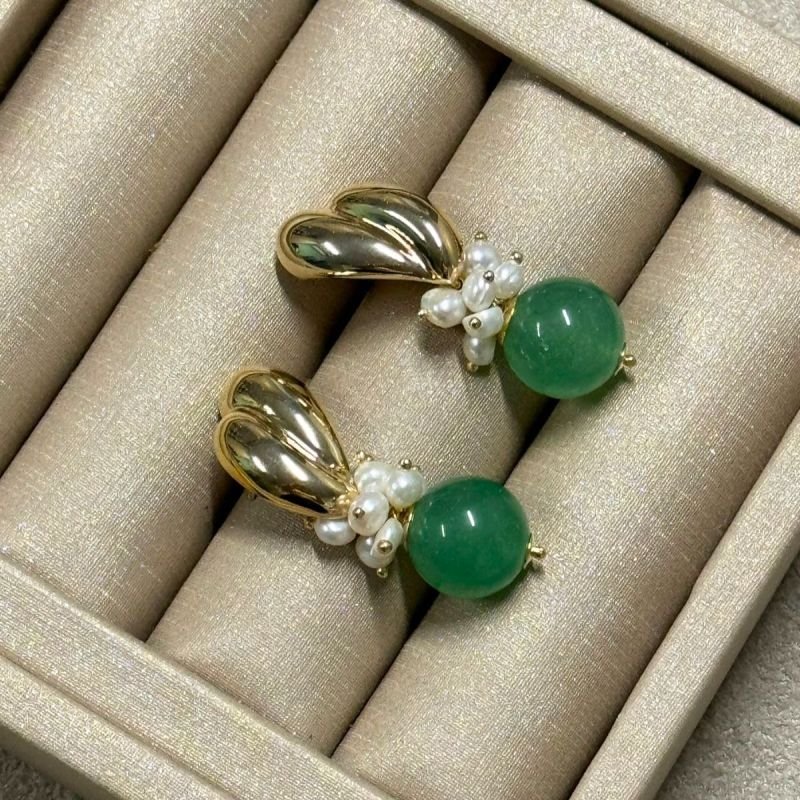 Brinco Base Lisa com Pérolas e Jade Verde Banhado a Ouro 18k