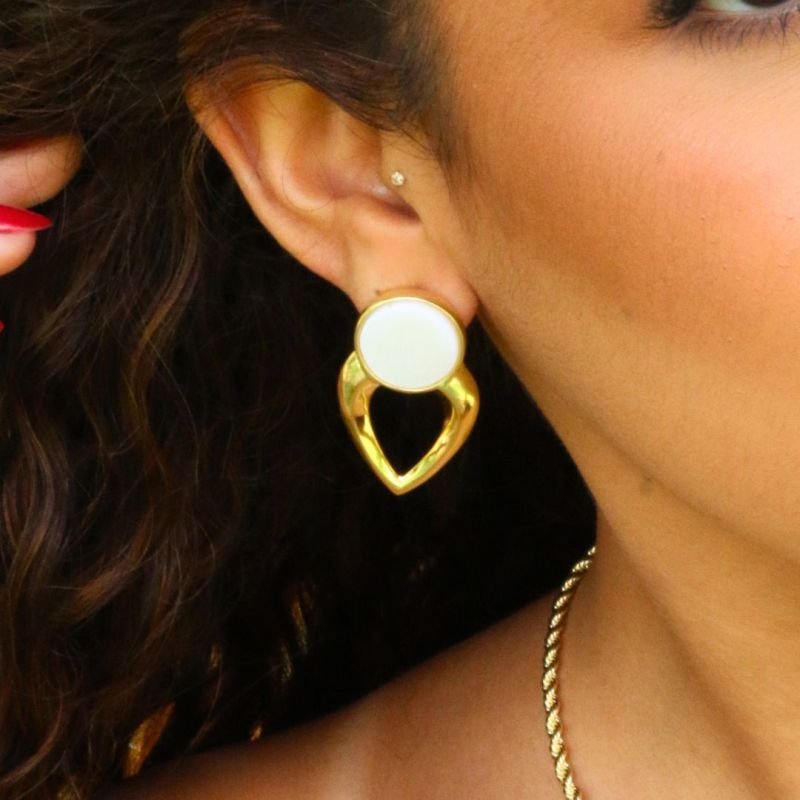 Brinco Base Madrepérola com Gota Chanfrada Banhado a Ouro 18k