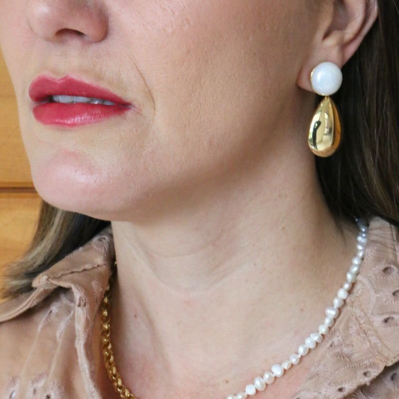 Brinco Base Pérola com Gota Abaulada Banhado a Ouro 18k
