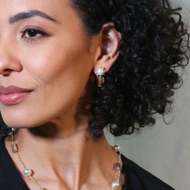 Brinco Base Pérola com Pedra Banhado a Ouro 18k