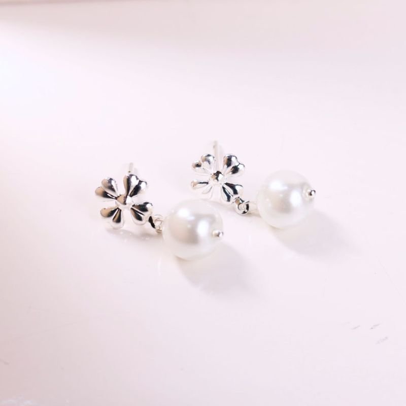 Brinco Base Trevo com Pérola Banhado no Prata