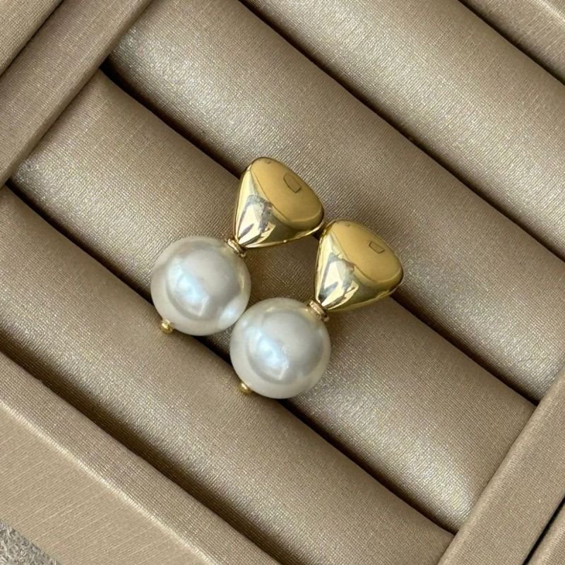 Brinco Base Triangular com Pérola Banhado a Ouro 18k