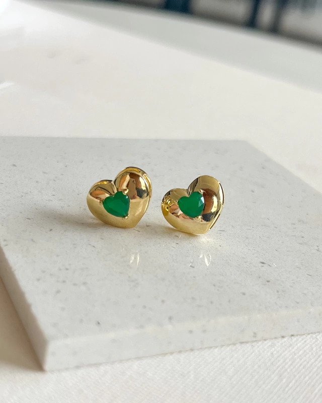 Brinco de Coração Liso com Cristal Verde Banhado a Ouro 18k