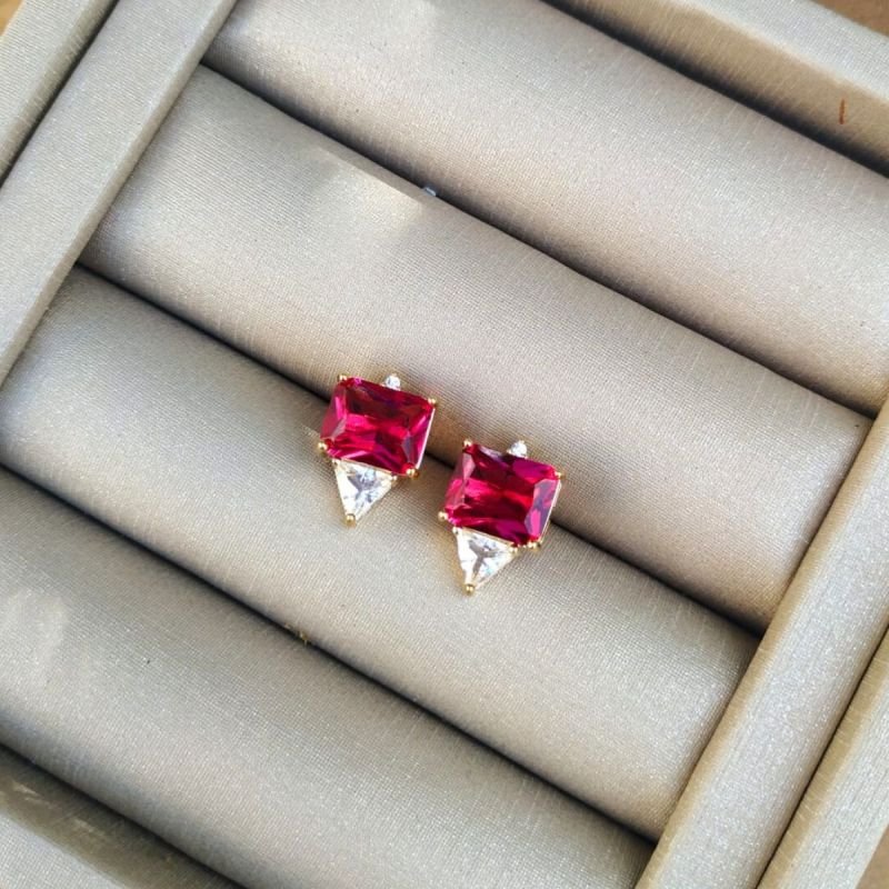 Brinco de Cristal Vermelho Banhado a Ouro 18k