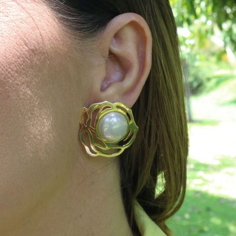 Brinco de Flor com Pérola Mabi Banhado a Ouro 18k