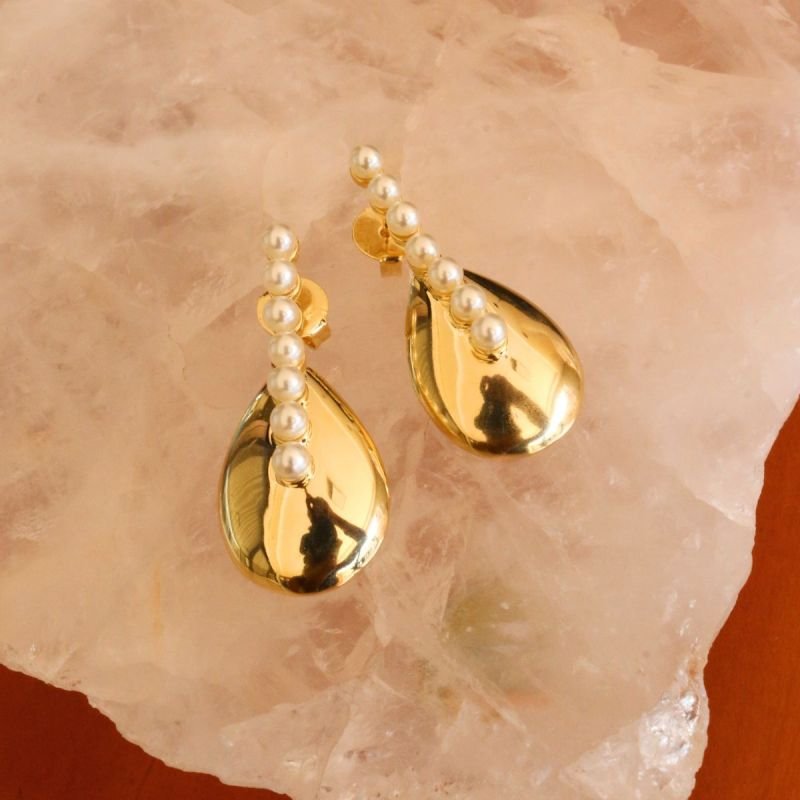 Brinco de Gota Abaulada com Pérolas Banhado a Ouro 18k