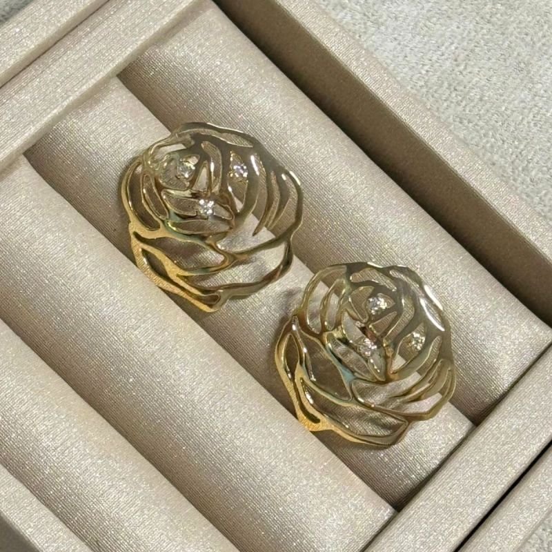 Brinco de Rosa com Zircônia Banhado a Ouro 18k