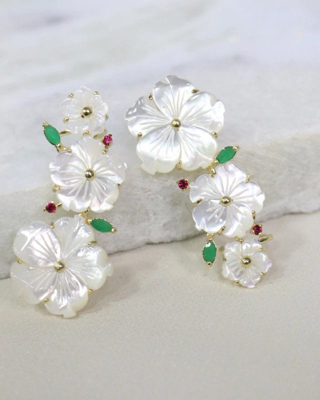 Brinco Earcuff de Flor de Madrepérola Banhado a Ouro 18k