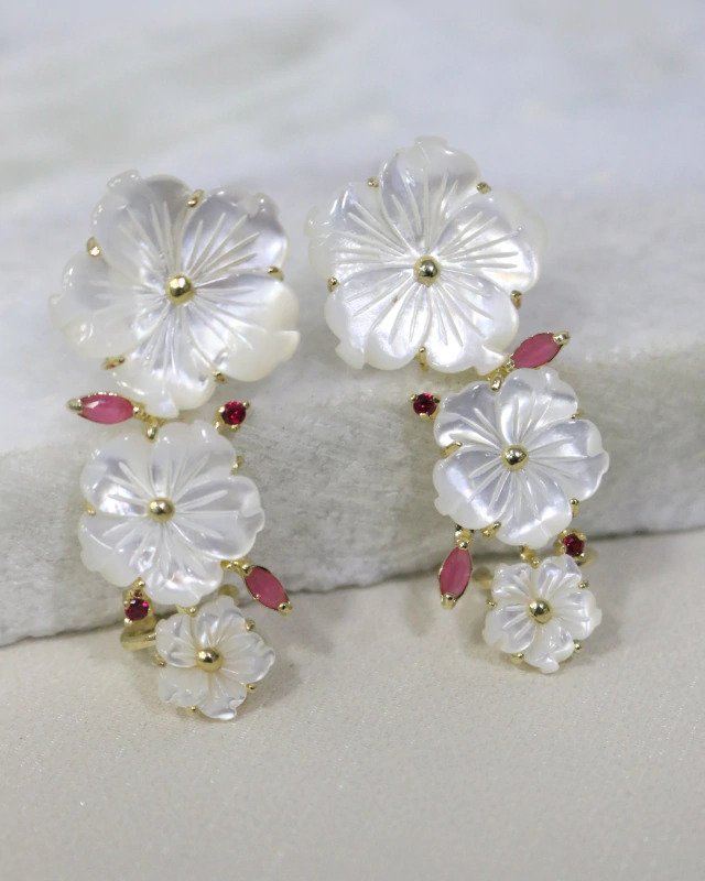 Brinco Earcuff de Flor de Madrepérola Banhado a Ouro 18k
