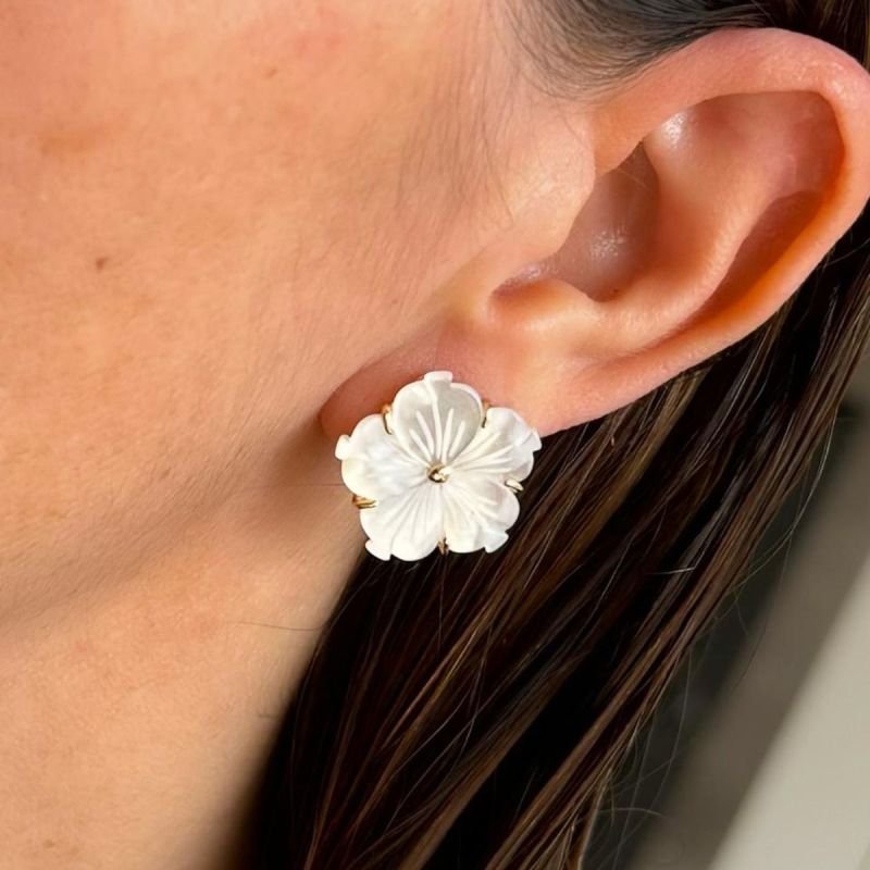 Brinco Flor de Madrepérola Banhado a Ouro 18k