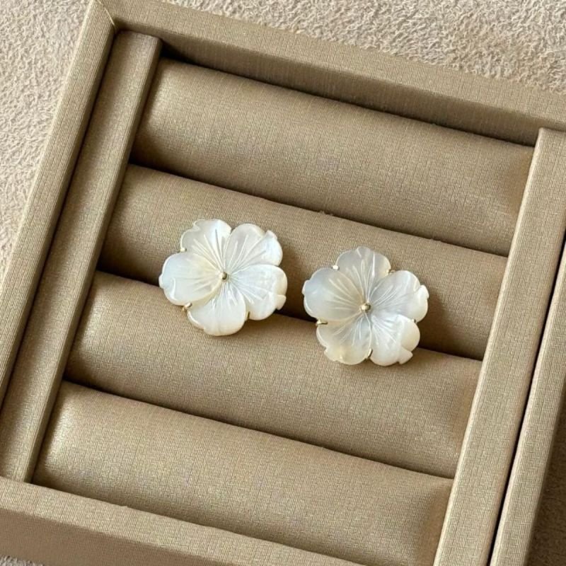 Brinco Flor de Madrepérola Banhado a Ouro 18k
