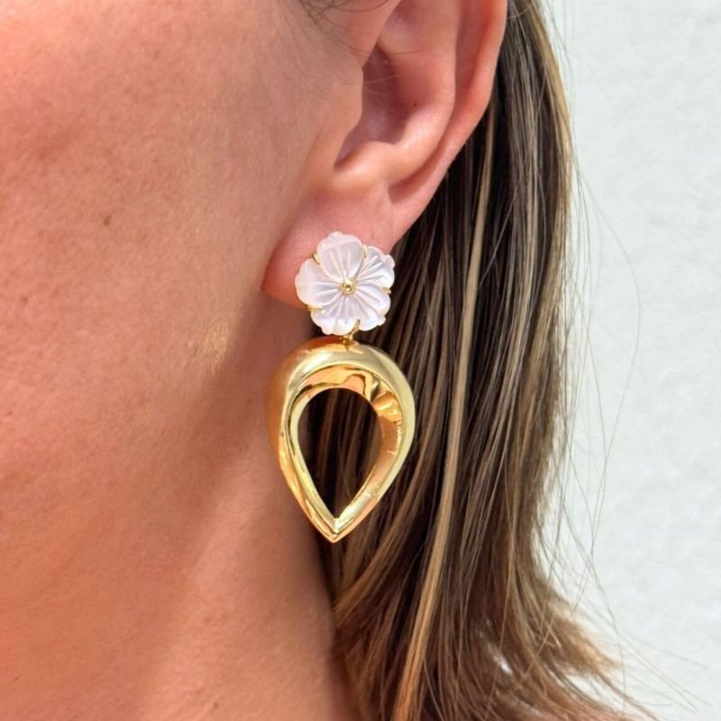 Brinco Flor de Madrepérola com Gota Chanfrada Banhado a Ouro 18k