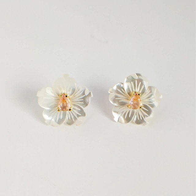 Brinco Flor de Madrepérola com Cristal Rosa Banhado a Ouro 18k