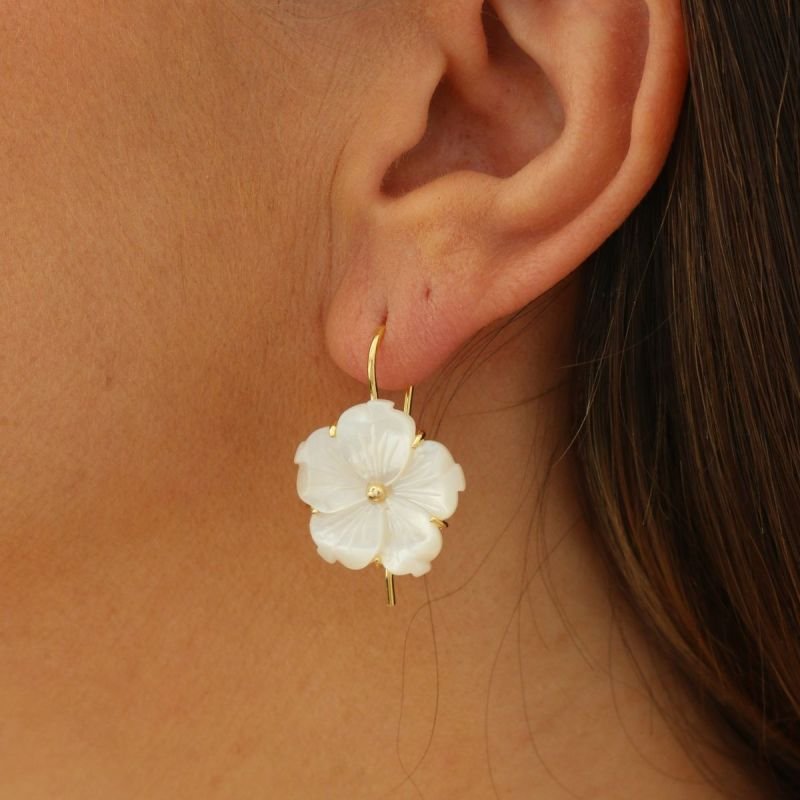 Brinco Gancho de Flor de Madrepérola Banhado a Ouro 18k