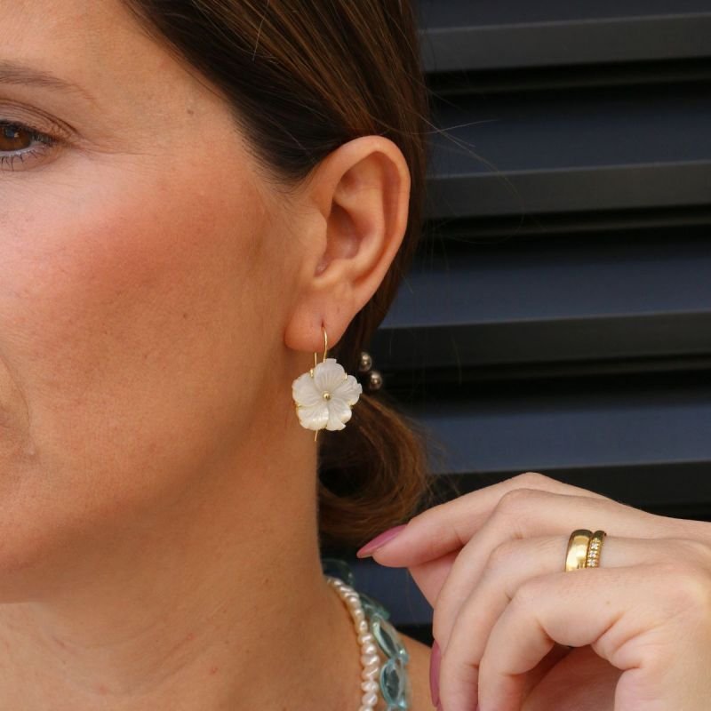 Brinco Gancho de Flor de Madrepérola Banhado a Ouro 18k