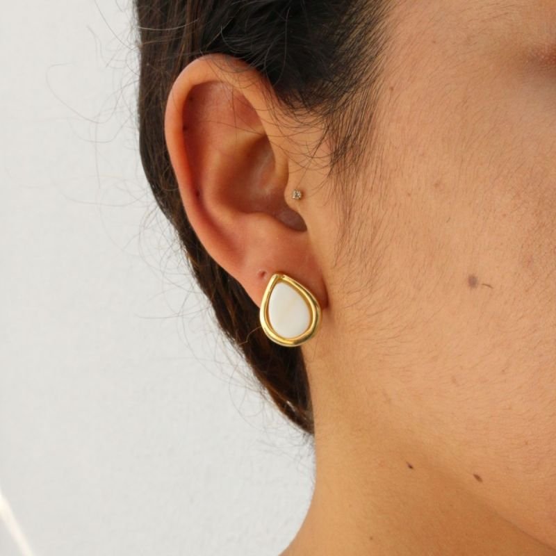 Brinco Gota Abaulada com Madrepérola Banhado a Ouro 18k