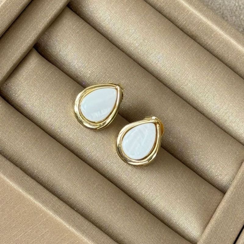 Brinco Gota Abaulada com Madrepérola Banhado a Ouro 18k