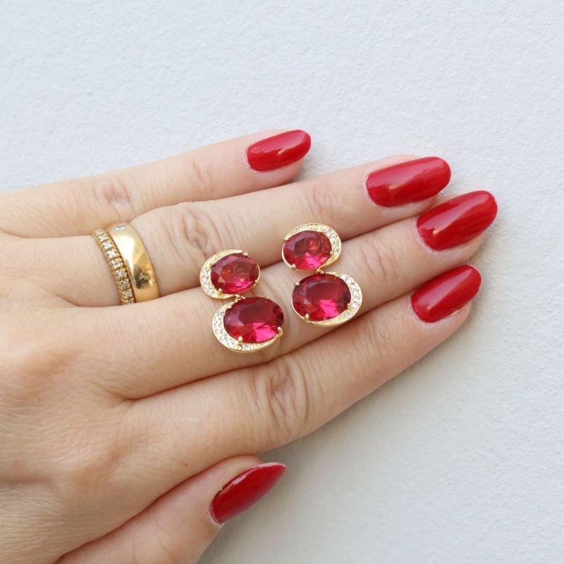 Brinco Oval Cravejado de Cristal Vermelho Banhado a Ouro 18k