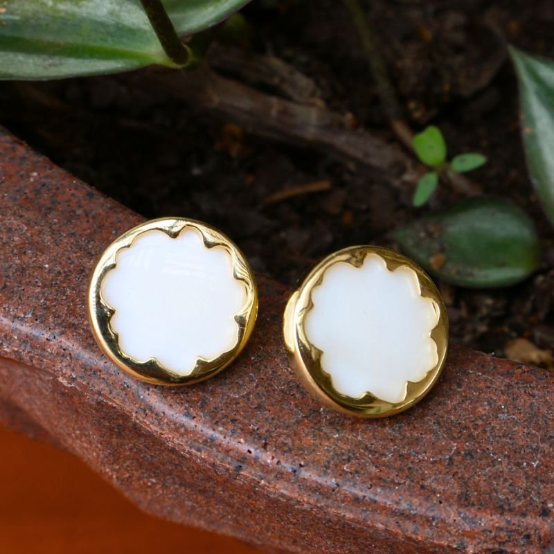 Brinco Redondo com Madrepérola Banhado a Ouro 18k
