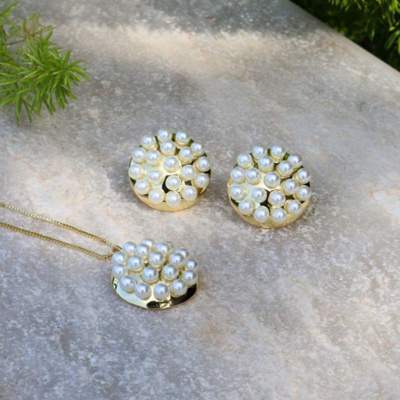 Brinco Redondo com Pérolas Banhado a Ouro 18k