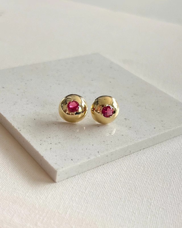 Brinco Redondo com Cristal Vermelho Banhado a Ouro 18k