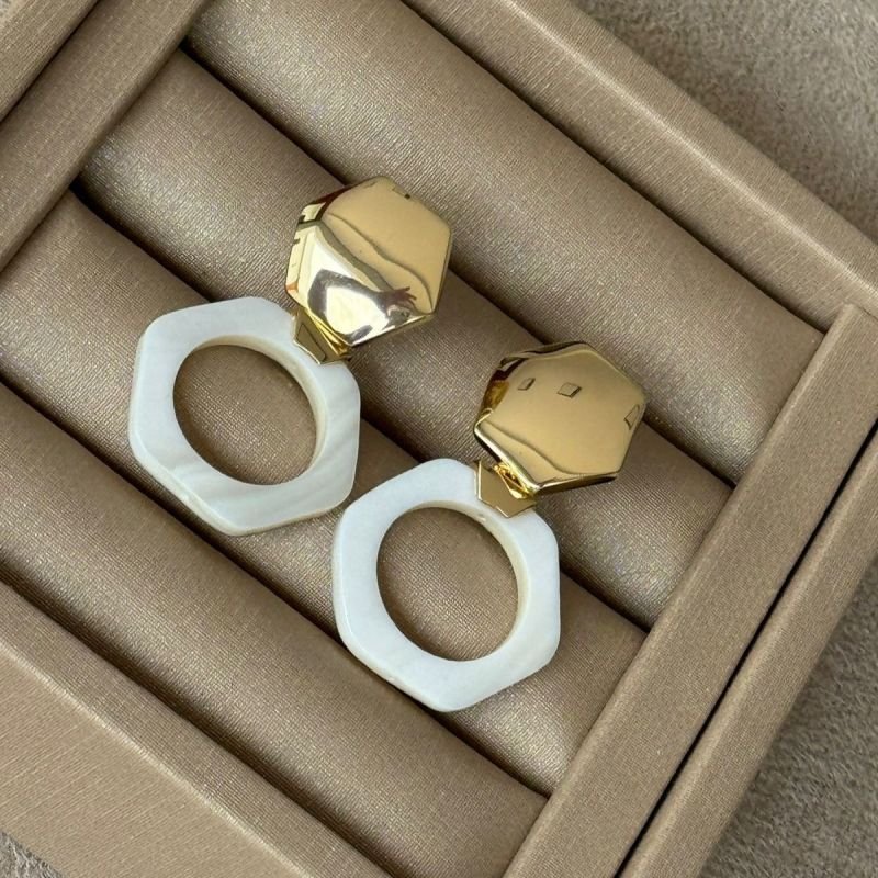 Brinco Sextavado com Madrepérola Banhado a Ouro 18k
