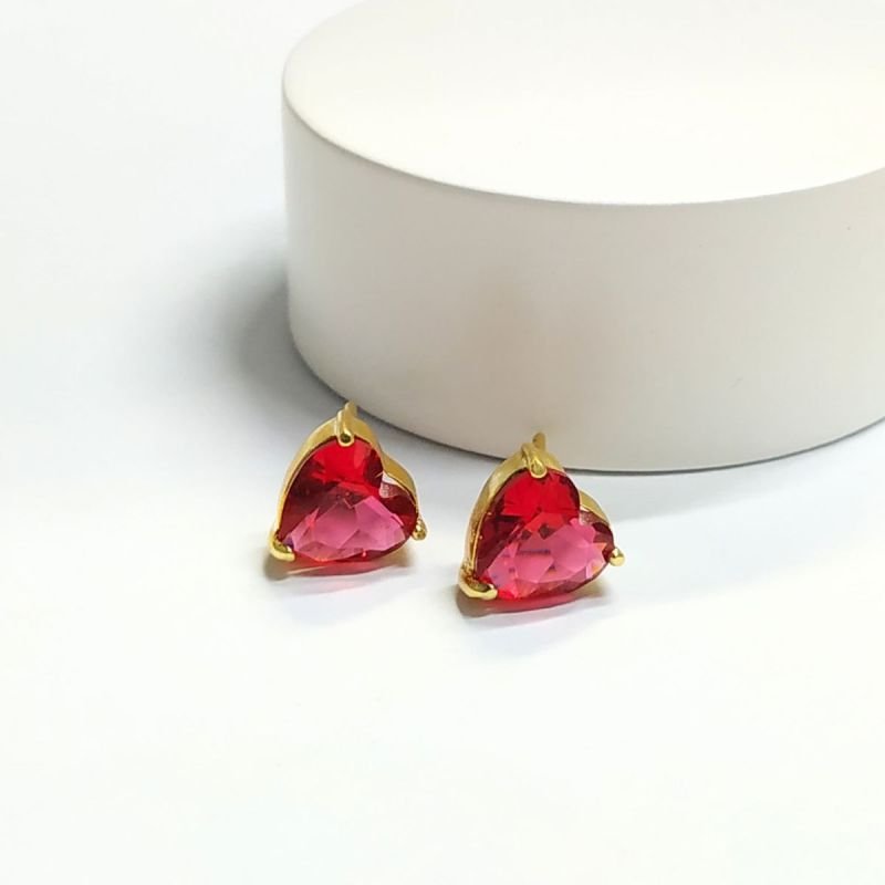 Brinco Solitário de Coração Vermelho Banhado a Ouro 18k