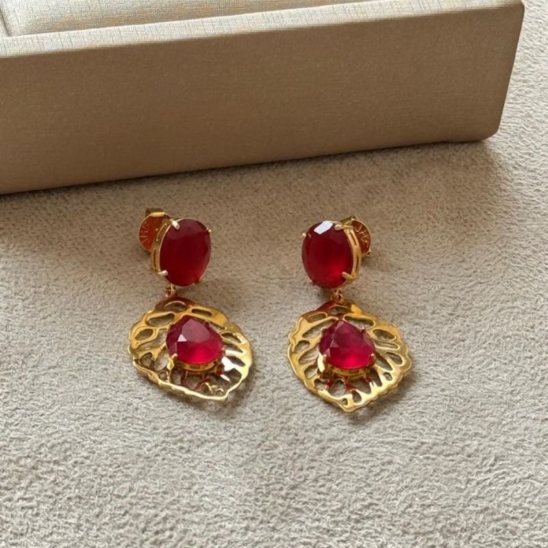 Brinco Vasado com Cristal Vermelho Banhado a Ouro 18k