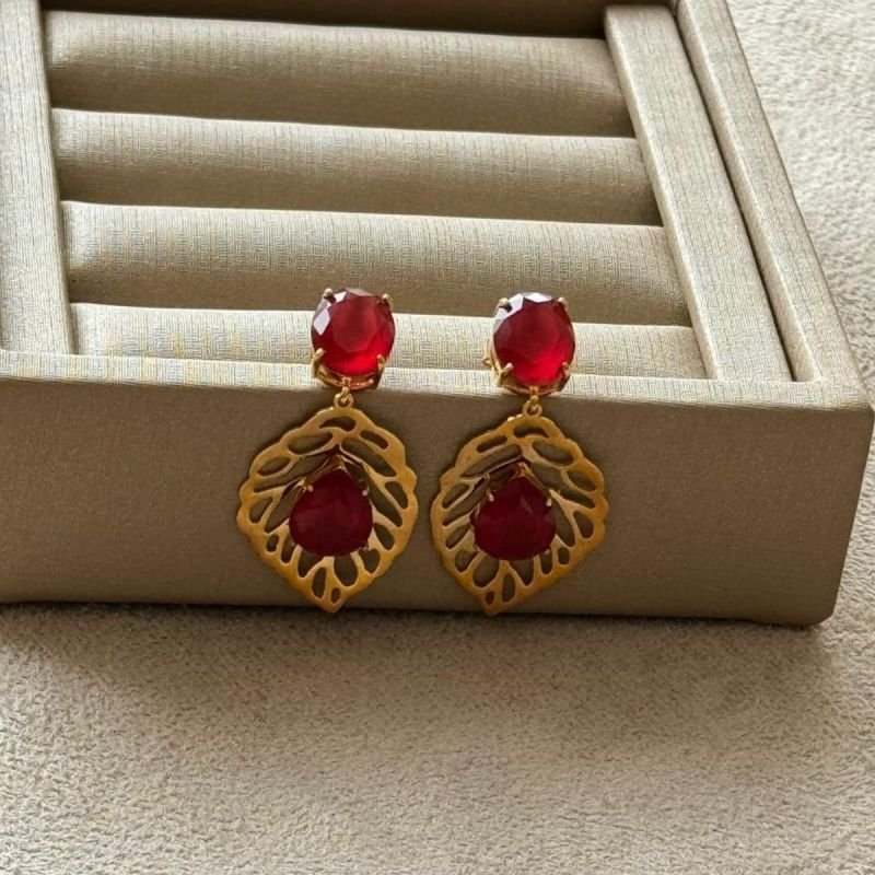 Brinco Vasado com Cristal Vermelho Banhado a Ouro 18k