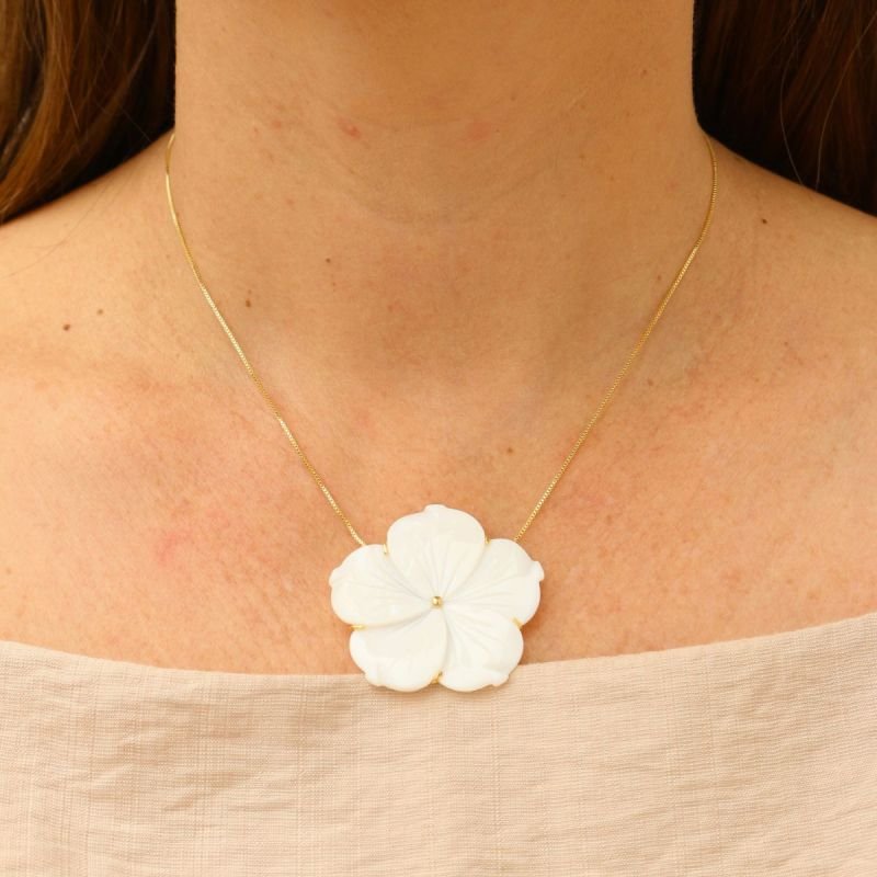 Colar com Flor de Madrepérola Banhado a Ouro 18k
