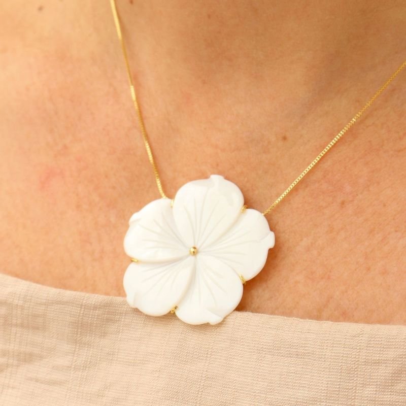 Colar com Flor de Madrepérola Banhado a Ouro 18k