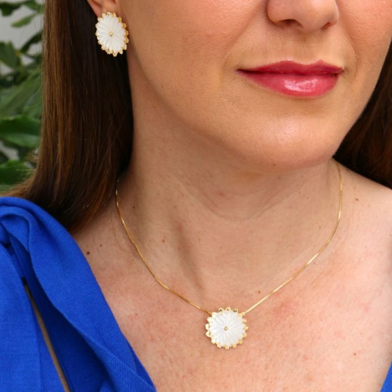 Colar com Flor de Madrepérola Banhado a Ouro 18k