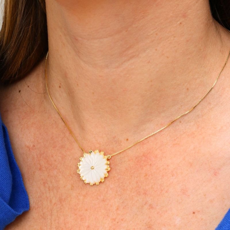Colar com Flor de Madrepérola Banhado a Ouro 18k