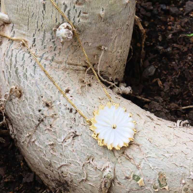 Colar com Flor de Madrepérola Banhado a Ouro 18k