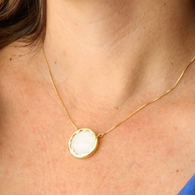 Colar com Pingente Redondo de Madrepérola Banhado a Ouro 18k