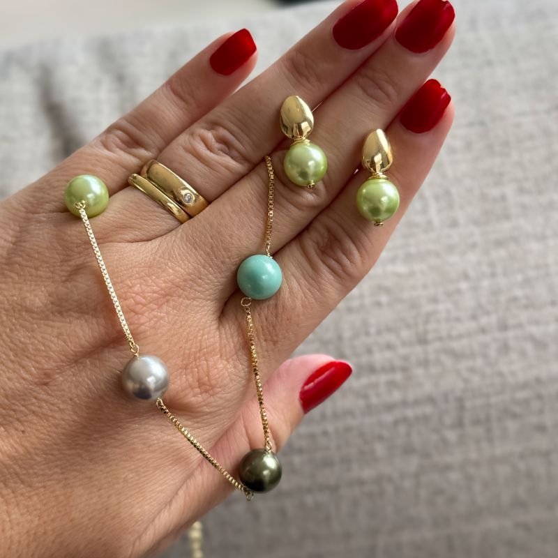 Colar Curto com Pérola Colorida Banhado a Ouro 18k
