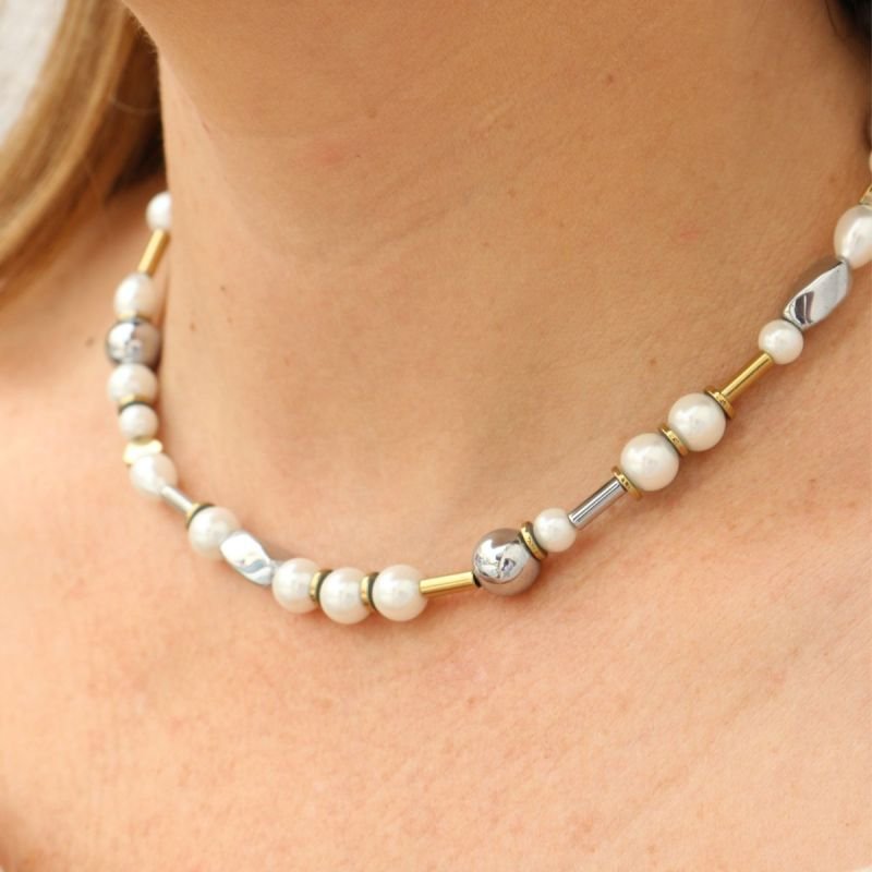 Colar Curto com Pérolas e Ematitas Banhado a Ouro 18k