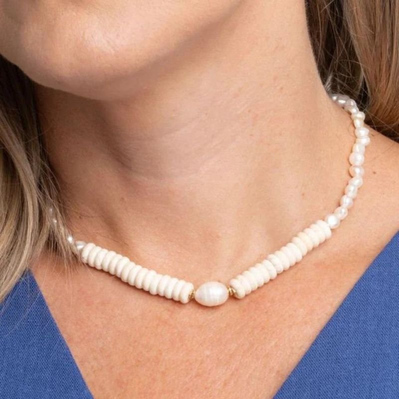 Colar Curto de Pérola e Disco Creme Banhado a Ouro 18k